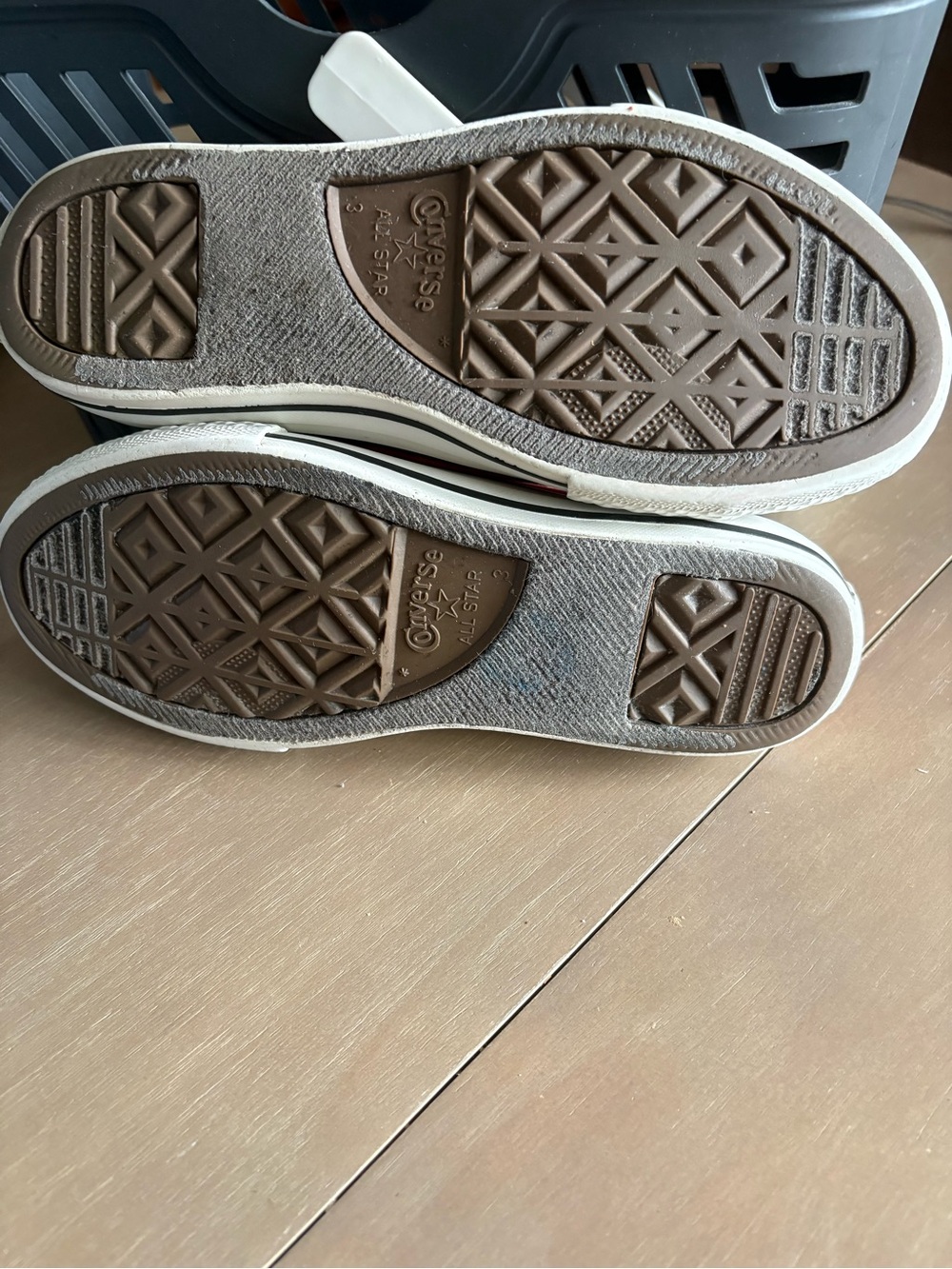 6/$20 Converse Kids Red Low-Top Canvas Sneakers with White Laces Size 3 - Picture 5 of 7